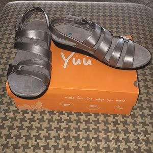 Yuu silver / pewter comfy sandal 8.5W NWT
